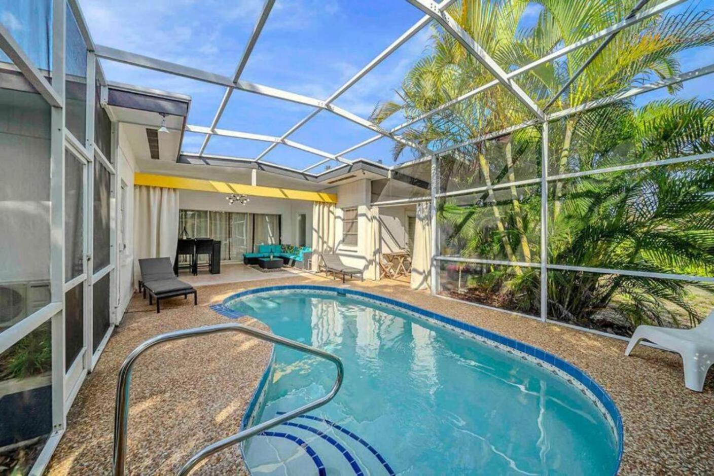 Fantastic Island House 1 Mile To The Beach With Heated Pool サラソータ エクステリア 写真